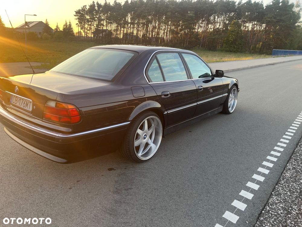 BMW Seria 7 740i V8 - 4