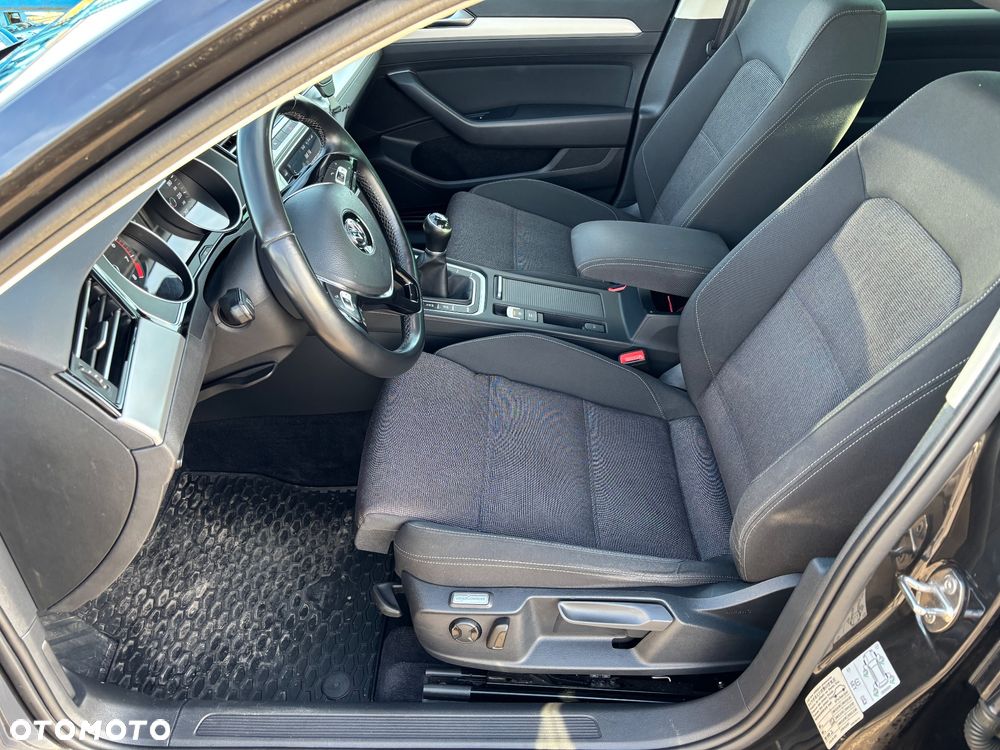 Volkswagen Passat - 16