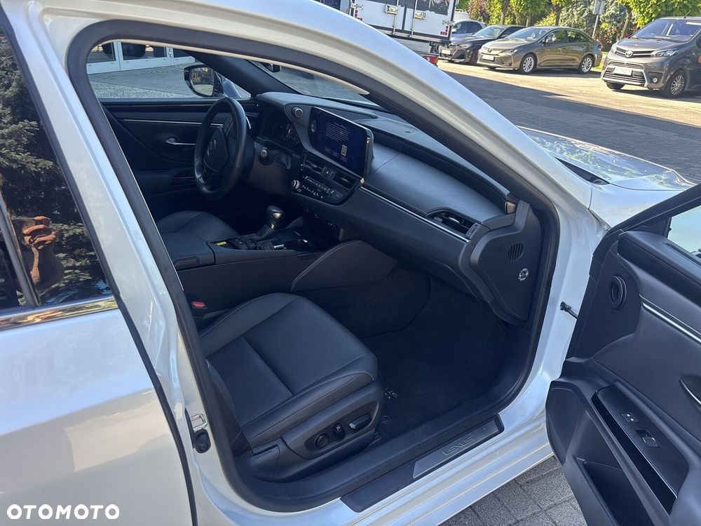 Lexus ES 300h Business Edition - 18