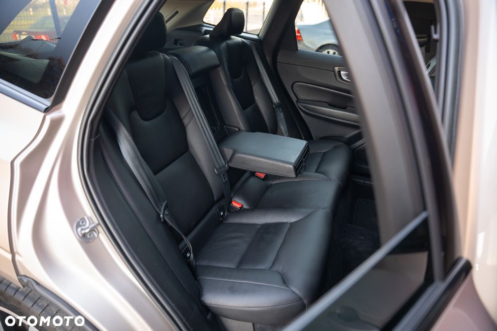 Volvo XC 60 D5 AWD R-Design - 36