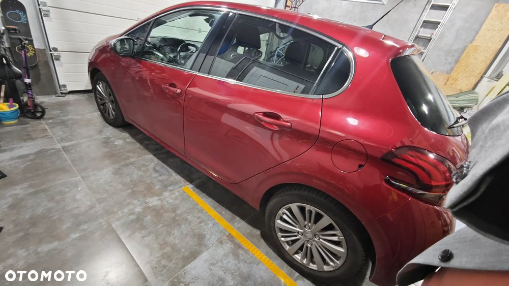 Peugeot 208 - 8