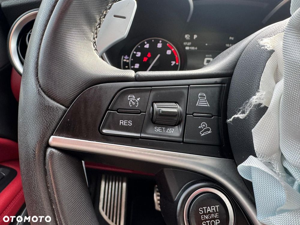 Alfa Romeo Stelvio 2.0 Turbo 16V AT8-Q4 Veloce Ti - 28