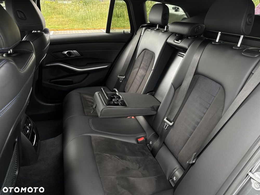 BMW Seria 3 320d xDrive - 23