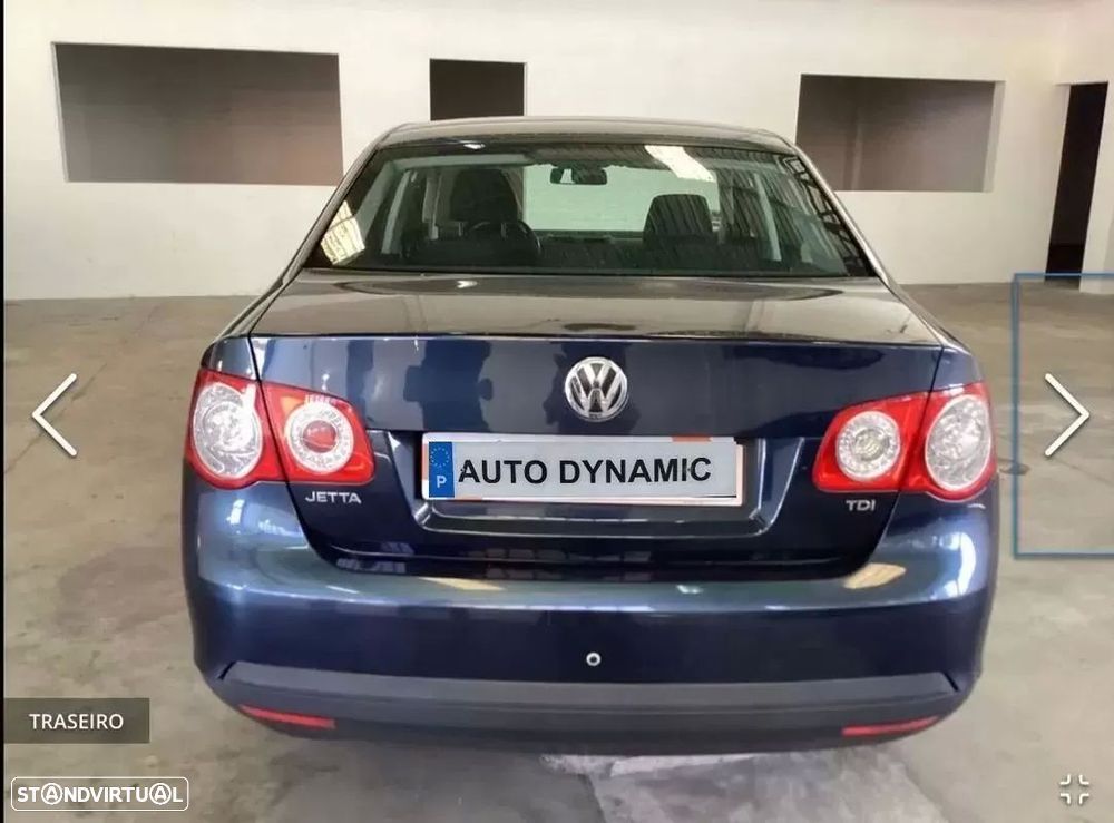 VW Jetta 1.6 TDi Confortline - 11
