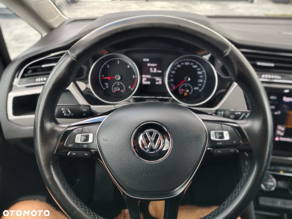 Volkswagen Touran - 26