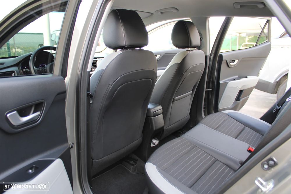 Kia Stonic 1.6 CRDi Easy - 36