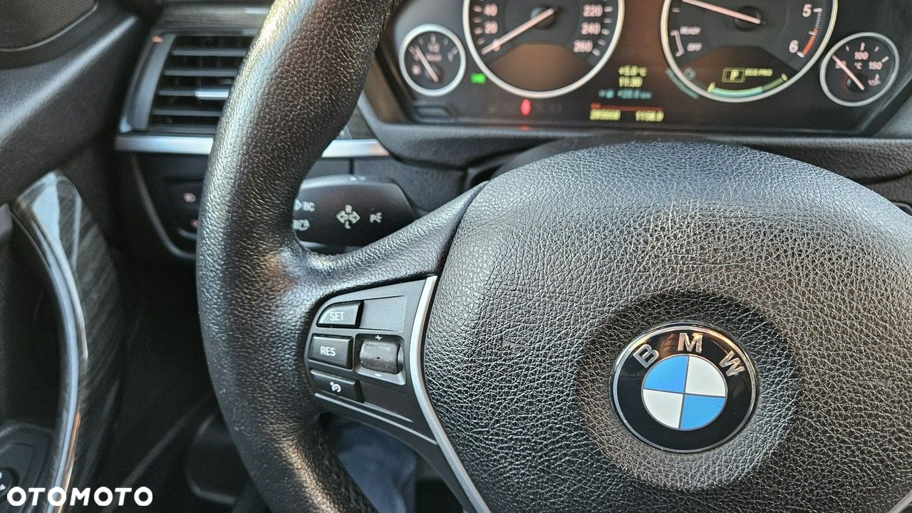 BMW Seria 3 320d Touring Luxury Line - 24