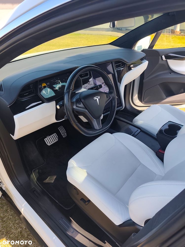 Tesla Model X - 14