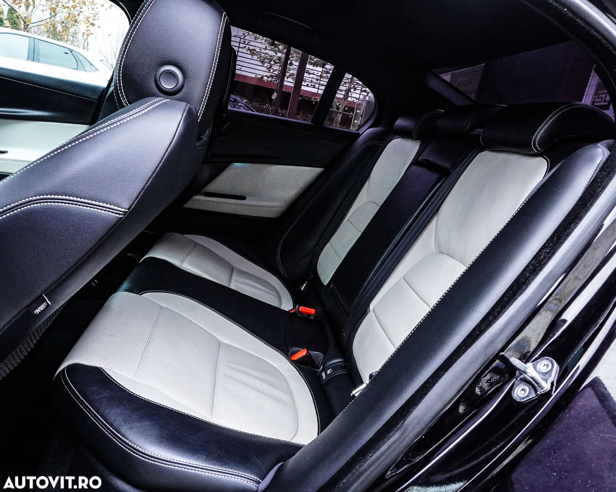 Jaguar XE 2.0 R-Sport - 16