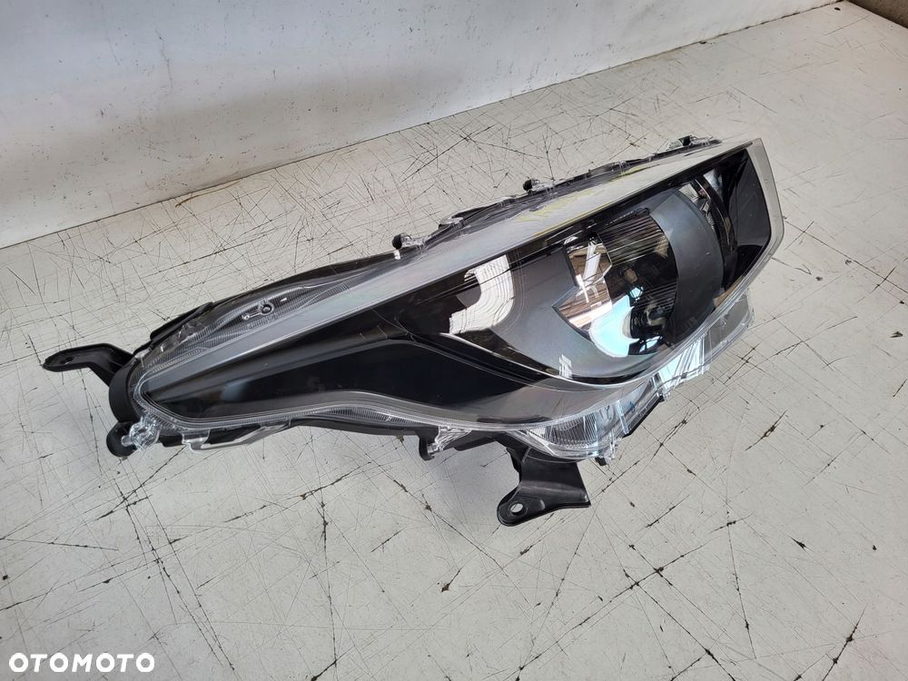 lampa przód przednia prawa toyota yaris iv 2020- - 2