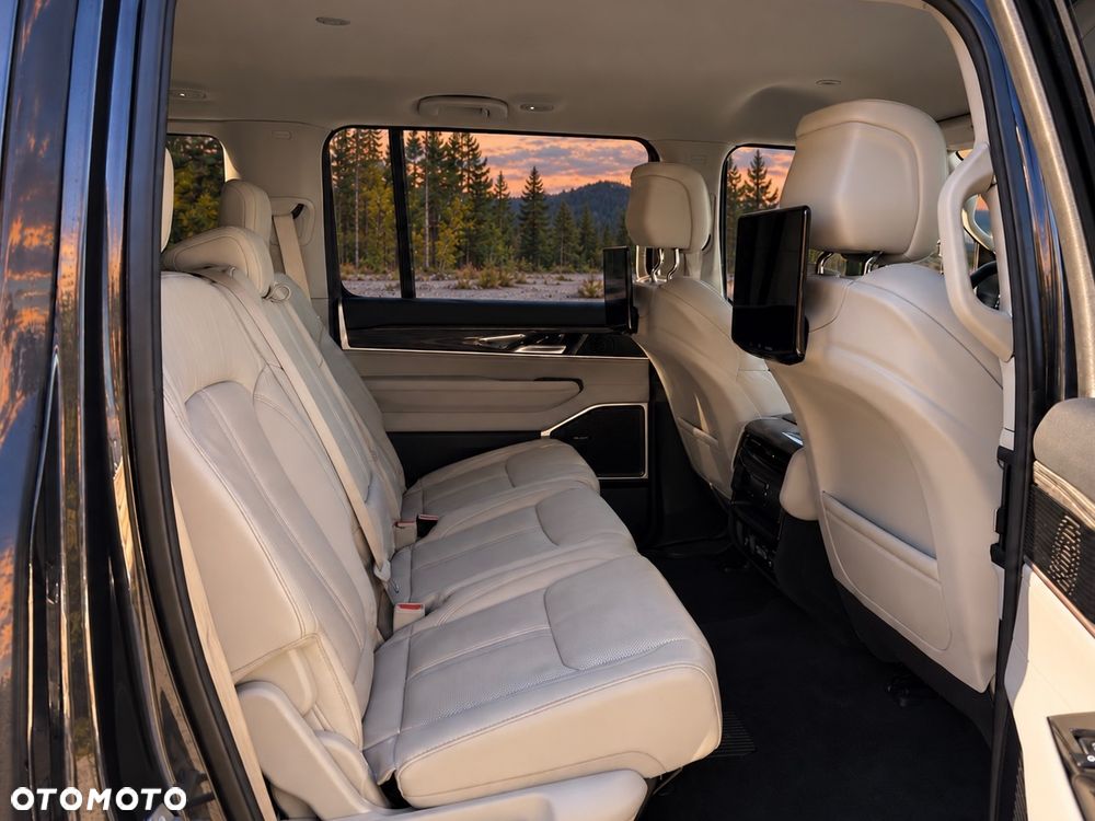 Jeep Wagoneer - 29