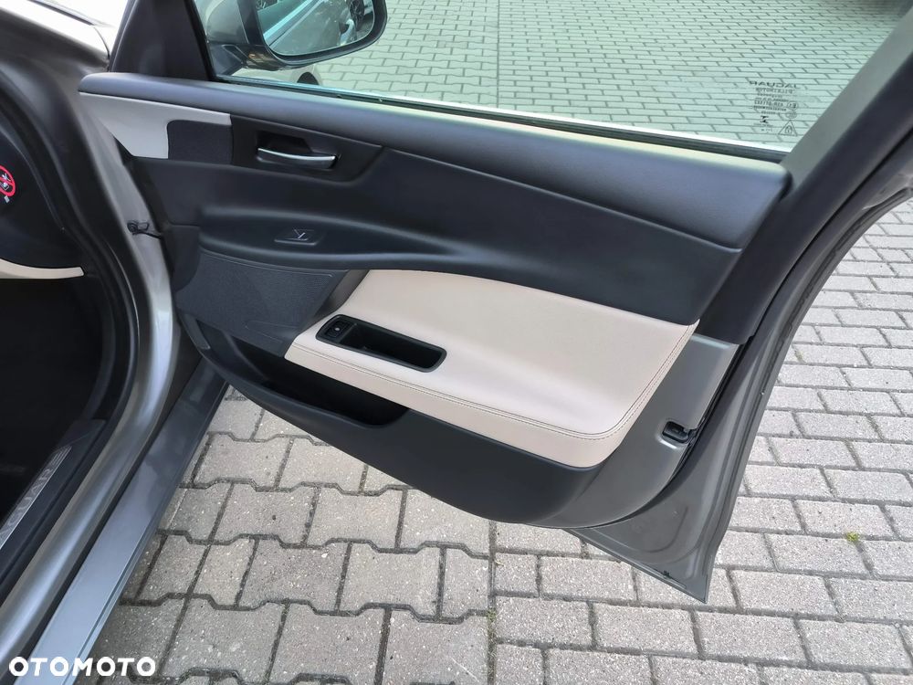 Jaguar XE 2.0 T Prestige - 18