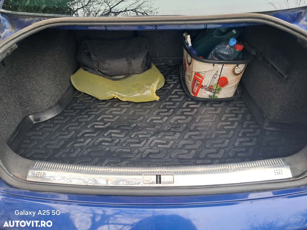 Volkswagen Passat 1.6 Comfortline - 11