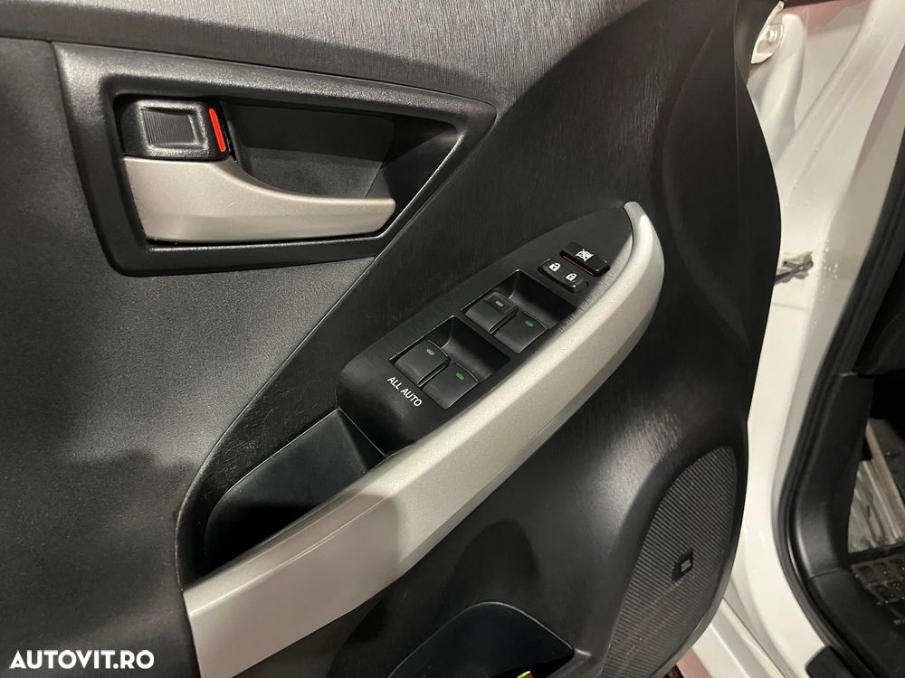 Toyota Prius Plug-in (Hybrid) Life - 3