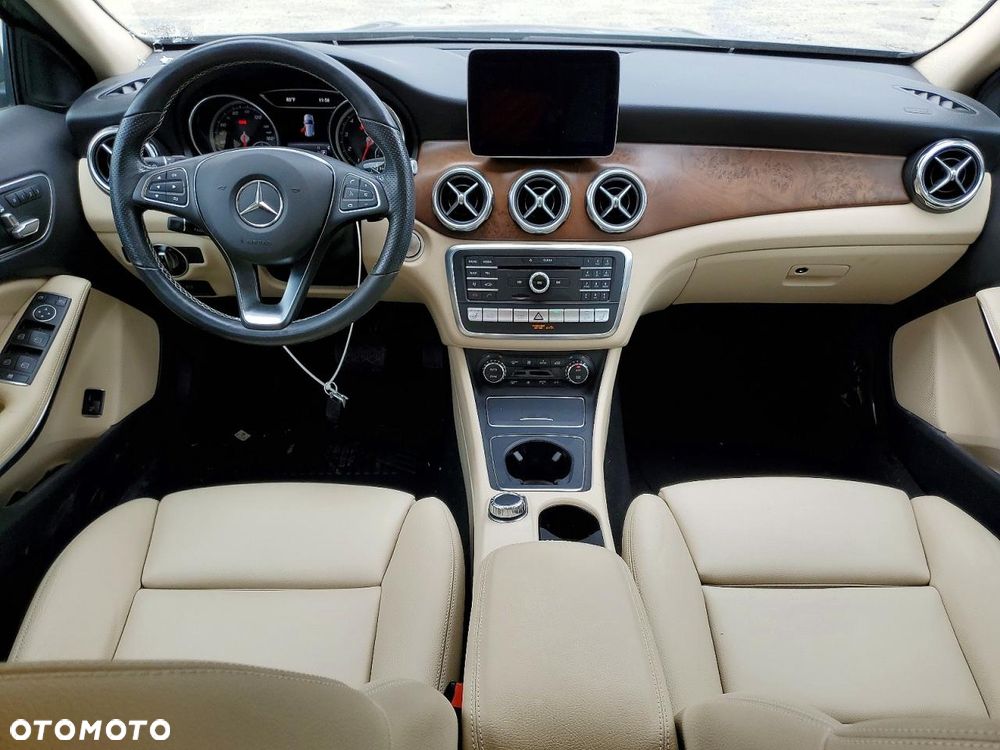 Mercedes-Benz GLA - 10