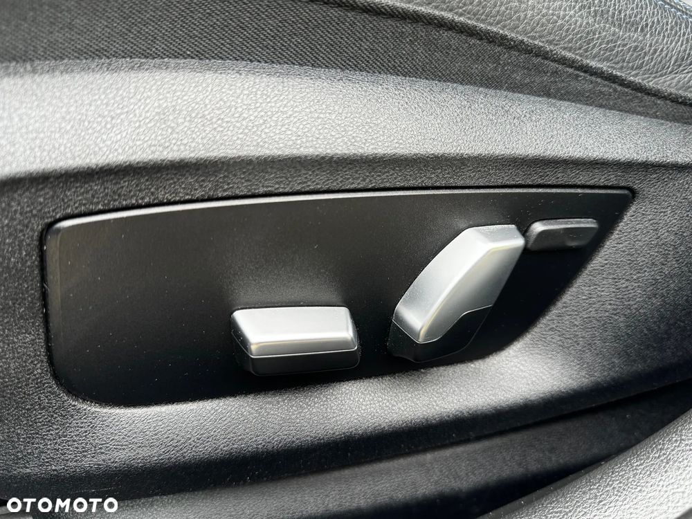 BMW Seria 5 M550i xDrive sport - 26