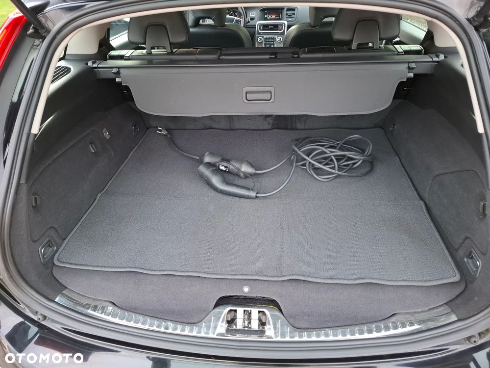 Volvo V60 D6 AWD Plug-in Hybrid R-Design Momentum - 3