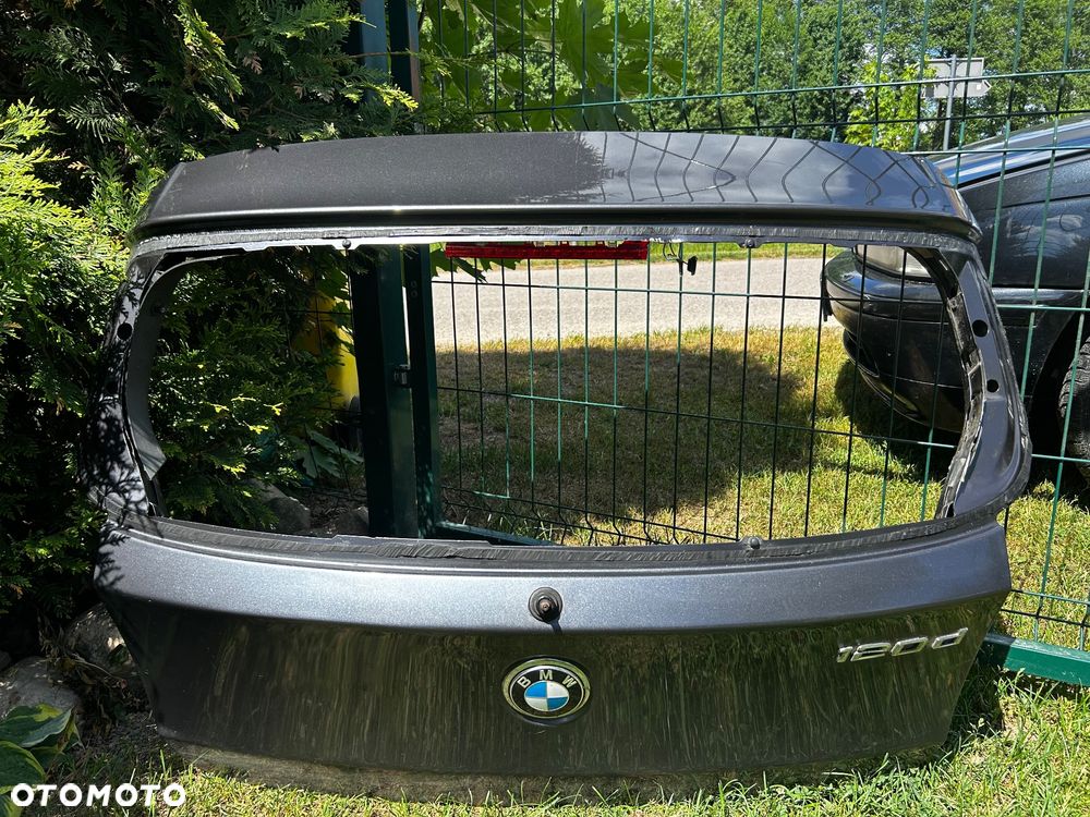 Klapa bagażnika BMW E87 120d Sparkling Graphite (A22) | Wycieraczka, Blenda, Antena - 1