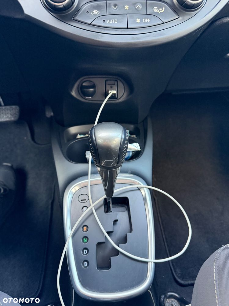 Toyota Yaris ver-hybrid-style-selection - 13