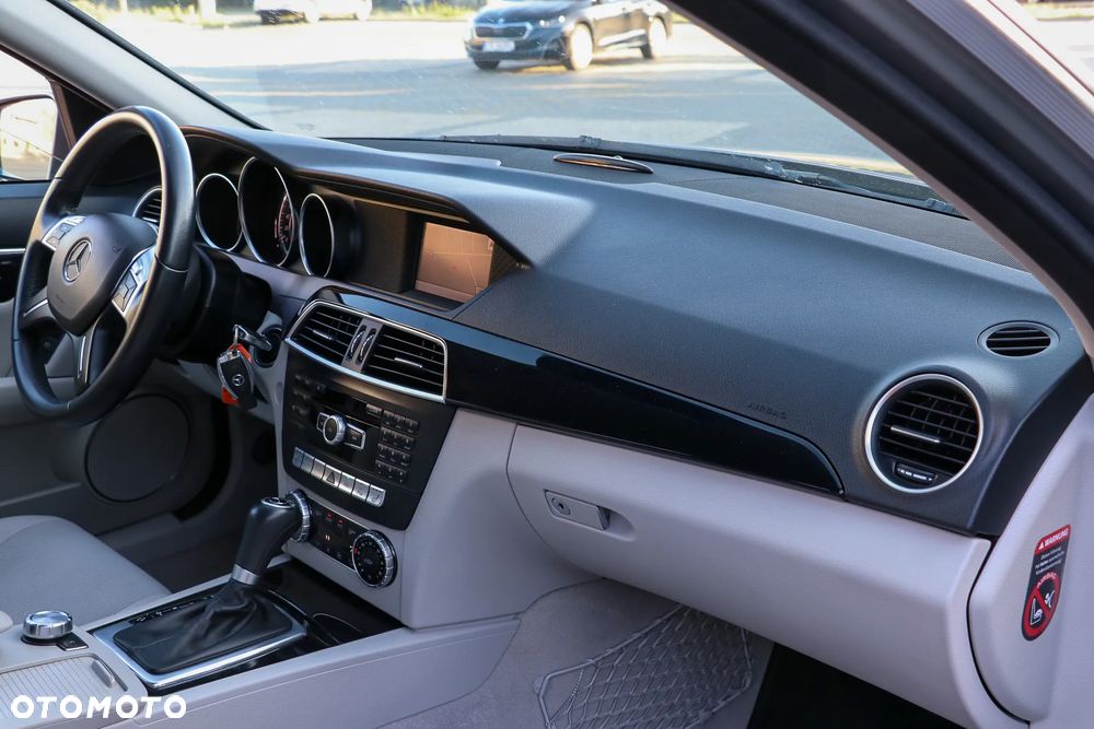 Mercedes-Benz Klasa C 200 CDI DPF Automatik Elegance - 19