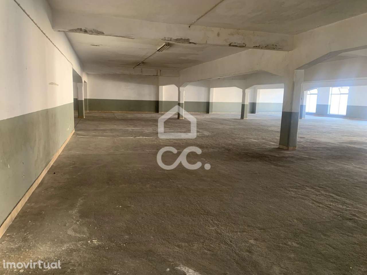 Espaço amplo, na Cruz de Pau - Grande imagem: 4/13