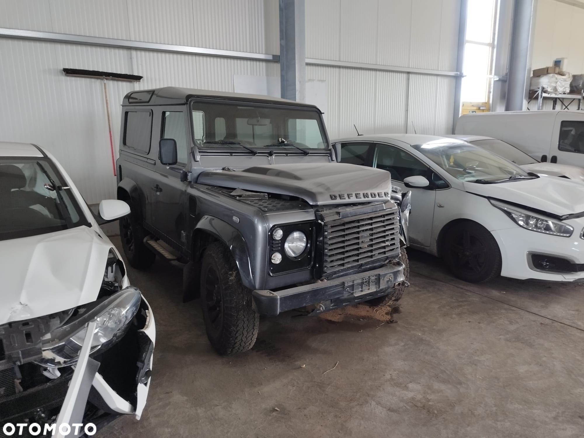 Land Rover Defender - 1