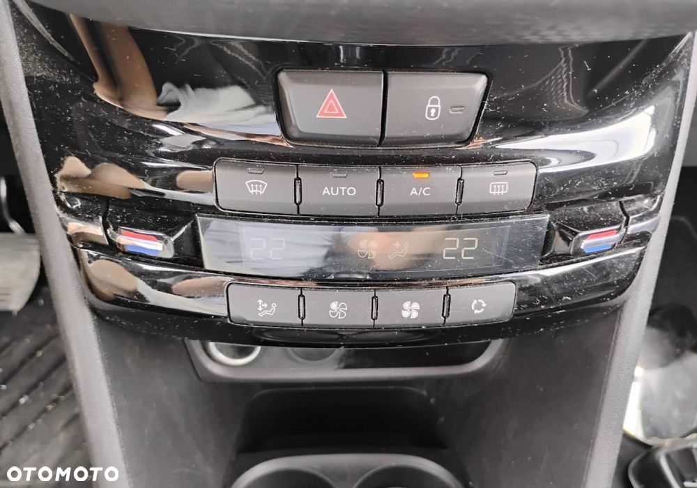 Peugeot 208 - 15