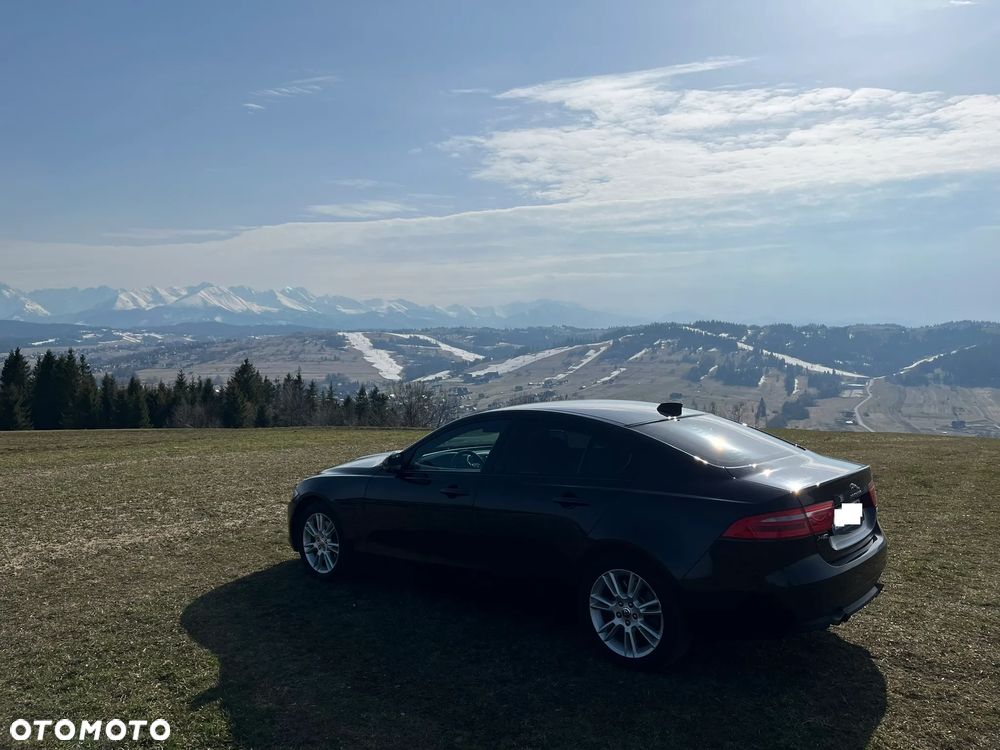 Jaguar XE 2.0 T Portfolio - 3