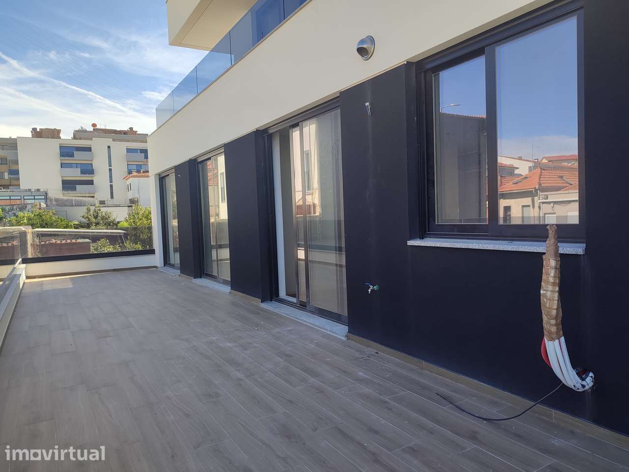 T2 c/ bom terraço, garagem, em Sto Ovídio futura estação da Linha Rubi - Grande imagem: 3/26