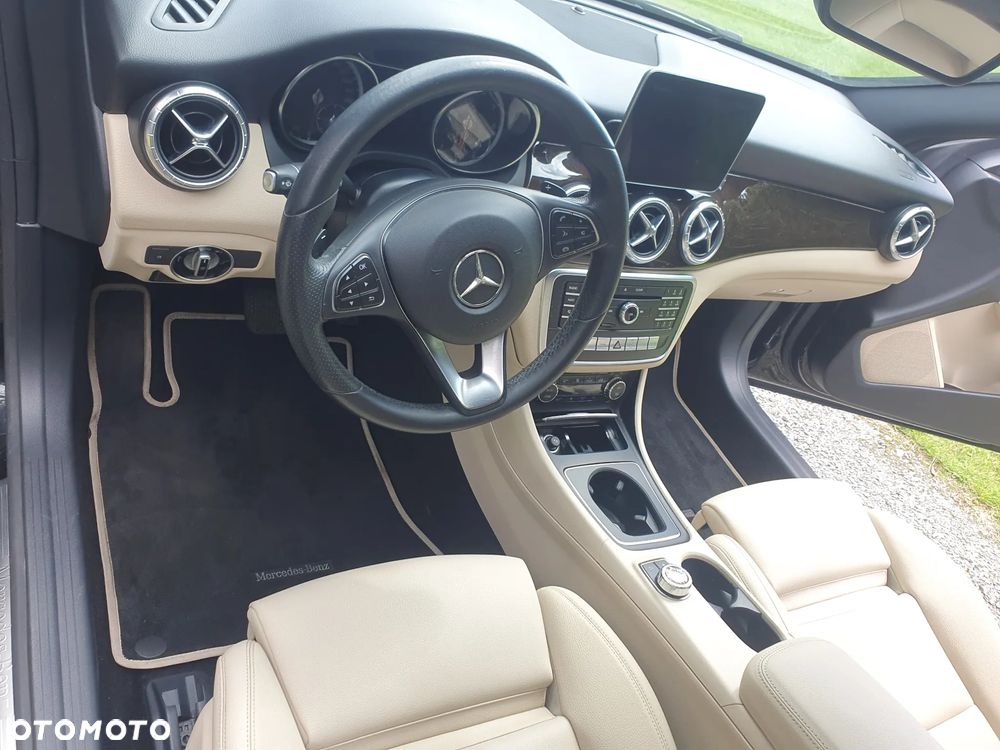 Mercedes-Benz CLA 250 7G-DCT Urban - 24