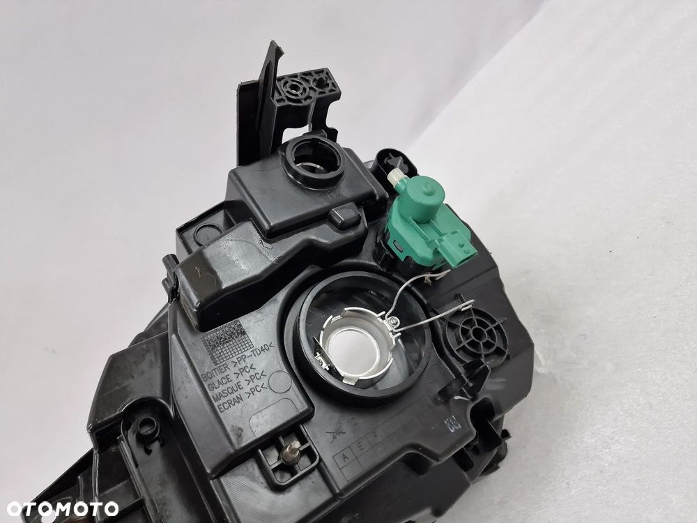 RENAULT TWINGO 3 III 14- PRAWA LAMPA PRZEDNIA PRZÓD , NR 260105419R , NR AUKCJI LA202 - 18