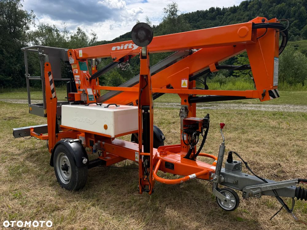 Nifty 120TAC Zwyżka koszowa 12 metrów Podnośnik HDS. jak nówka z salonu. 2016 rok. PRĄD 230v. 4 sekcje sterowania na dole. Nowy model! Z komuny Norweskiej. Używana była 1 raz do roku. Serwisowana w DEKRA do końca OKAZJA. Zwyżka Obrotowa. Poziomowanie kosza. Pełna Hydraulika. Sterowanie góra dół! Wysuwane ramie. Wieniec tryby zero zużycia! Ani deka luzów i wycieków.  Mała lekk i zwinna zwyżka o potężnym zasięgu. OKAZJA TANIO - 9