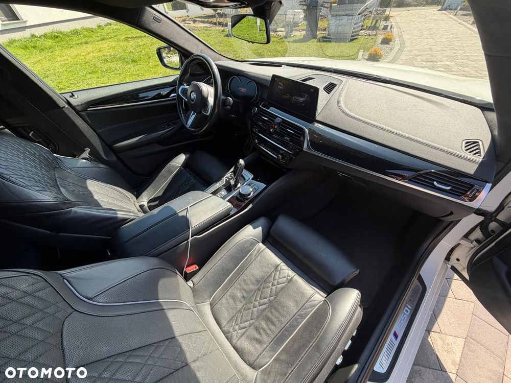 BMW Seria 5 M550i xDrive sport - 30