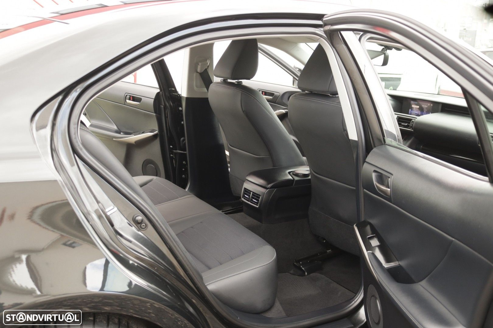 Lexus IS 300H Executive - 26