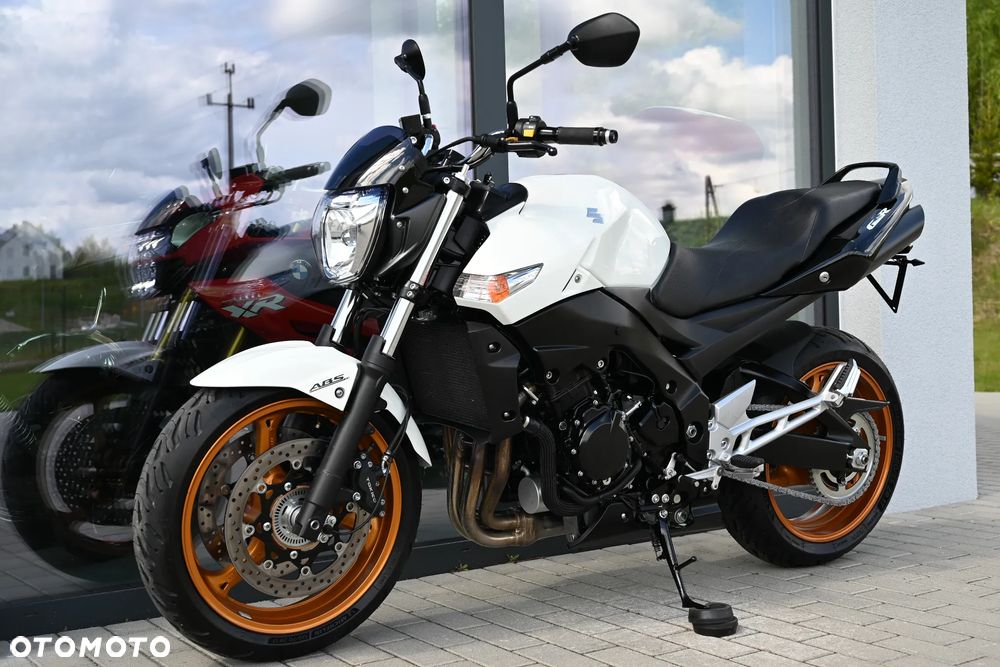 Suzuki GSR - 4