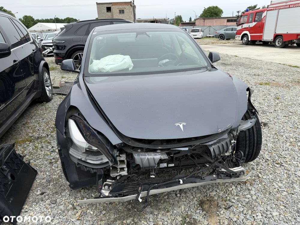 Tesla Model 3 - 8