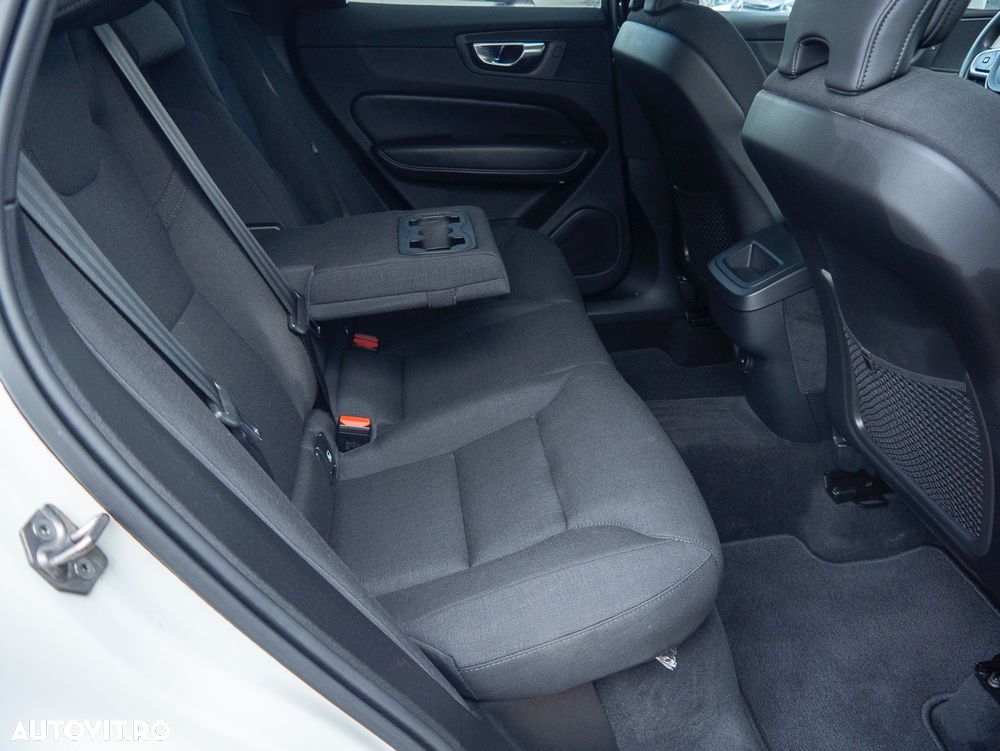 Volvo XC 60 B4 D AWD Geartronic Momentum - 4