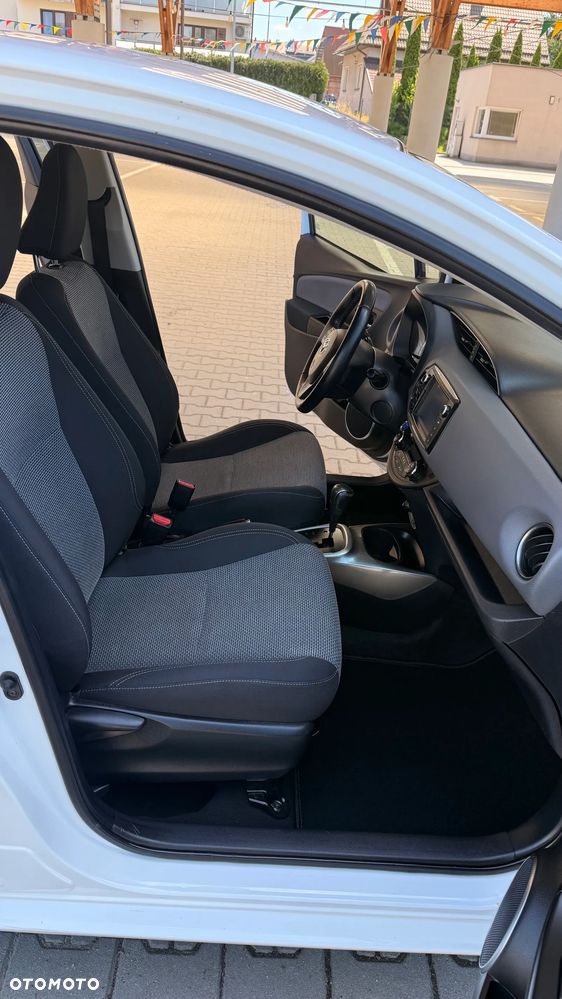 Toyota Yaris Hybrid 100 Dynamic - 11