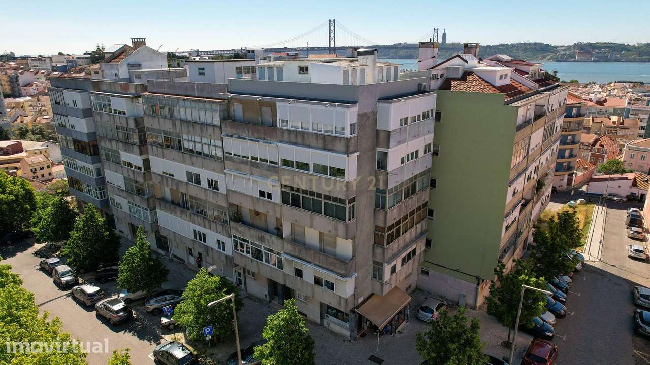 Apartamento de tipologia T2, com 2 varandas e arrecadação, localizado - Grande imagem: 2/40