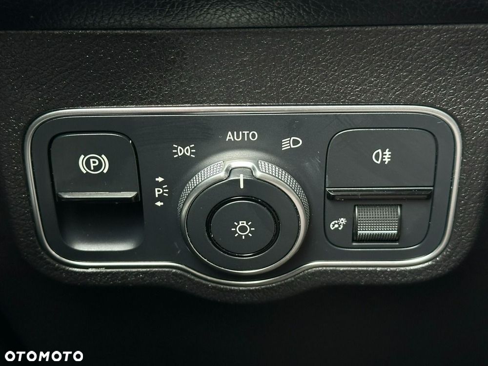 Mercedes-Benz GLB 200 4-Matic AMG Line 8G-DCT - 36