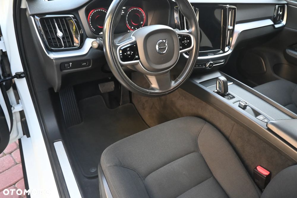 Volvo V60 B3 B Momentum - 28