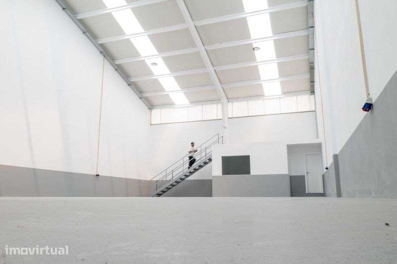 Armazém 210m2 - Vilar do Paraíso - Grande imagem: 4/5
