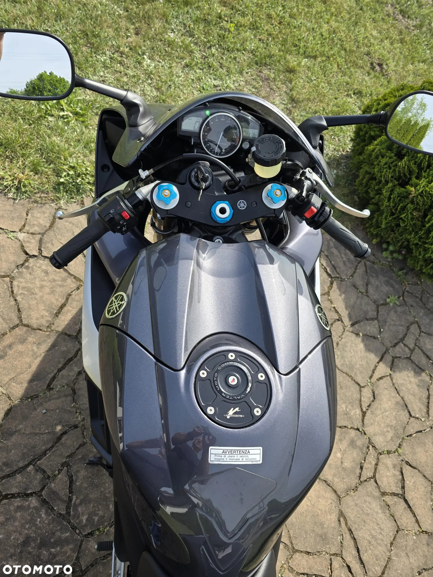 Yamaha R1 - 8