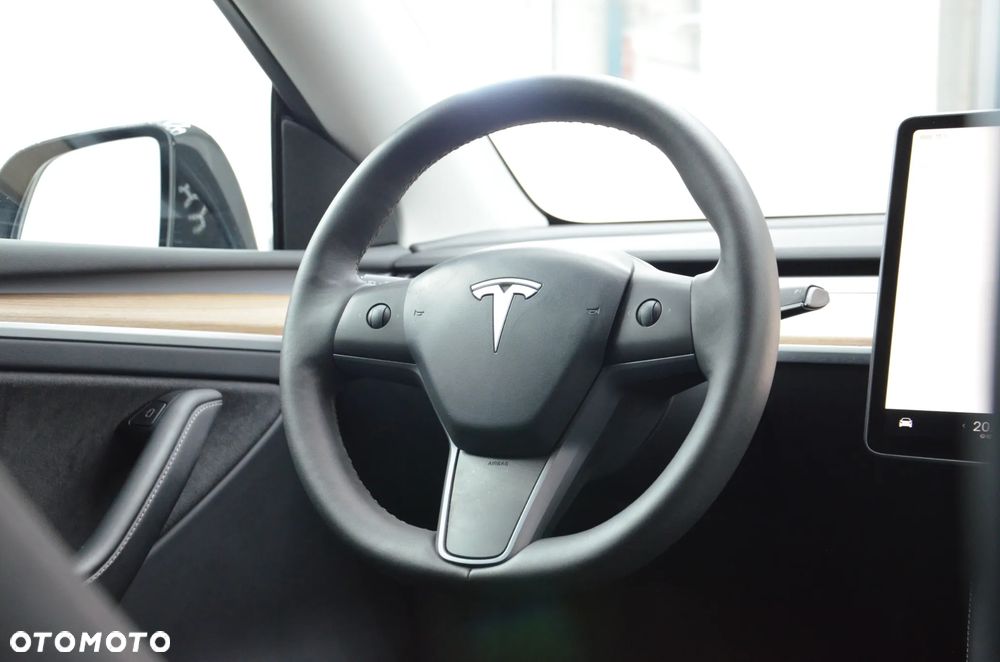 Tesla Model Y Long Range AWD - 17