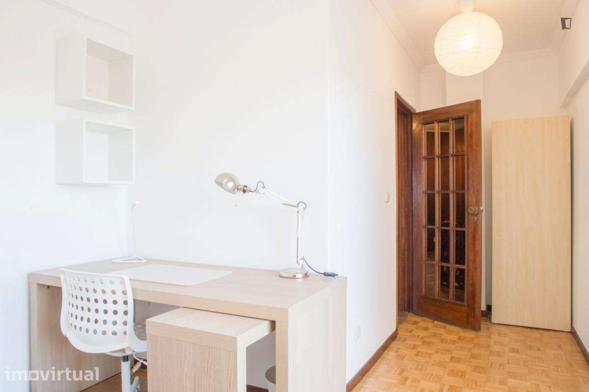 Quarto - localizado em Paranhos Porto - Grande imagem: 2/22