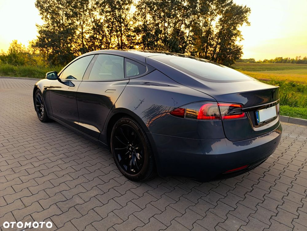 Tesla Model S - 6