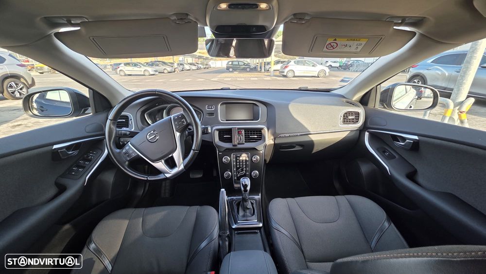 Volvo V40 2.0 D3 Momentum Geartronic - 1