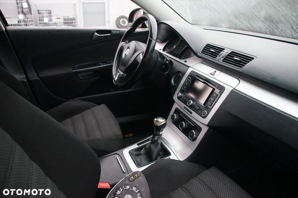 Auto na części - Volkswagen Passat B6 Lift 1.6 TDI 105 KM CAYC MDM L041 2010R Silnik Skrzynia Drzwi Maska Zderzak Błotnik Klapa Lampa Lusterko Klamka Deska Kokpit Sterownik Moduł Czujnik Licznik Kierownica Panel Wyświetlacz - 15