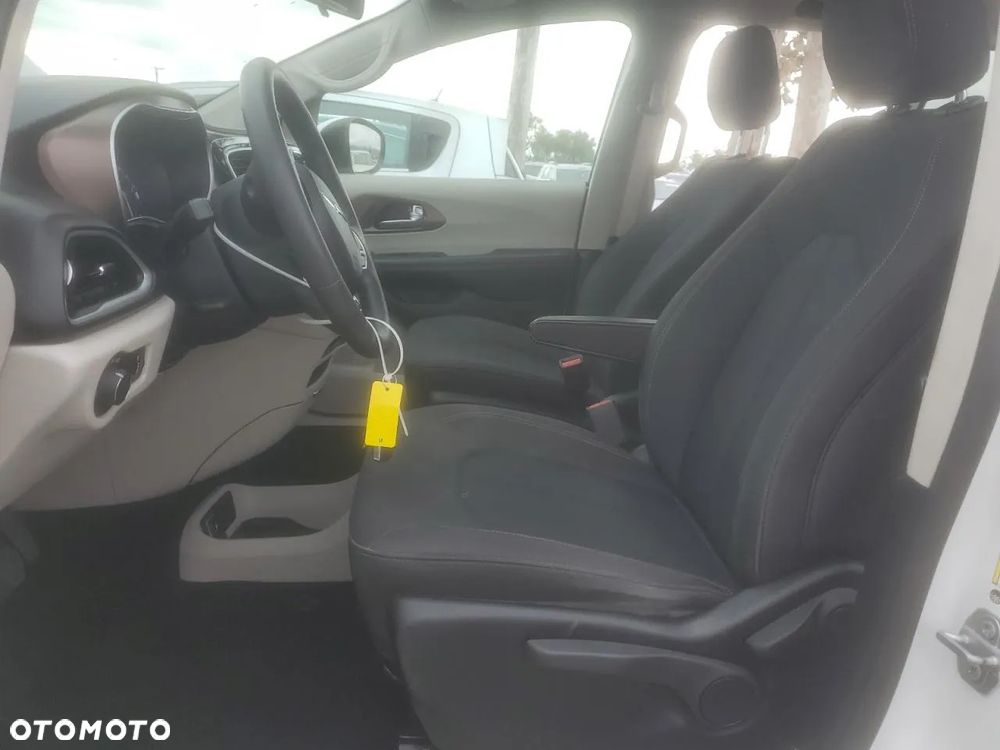 Chrysler Pacifica - 11