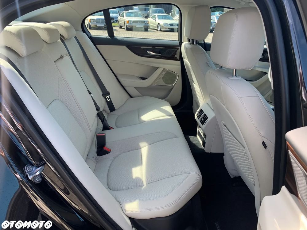 Jaguar XE 2.0 D200 mHEV R-Dynamic Black - 16